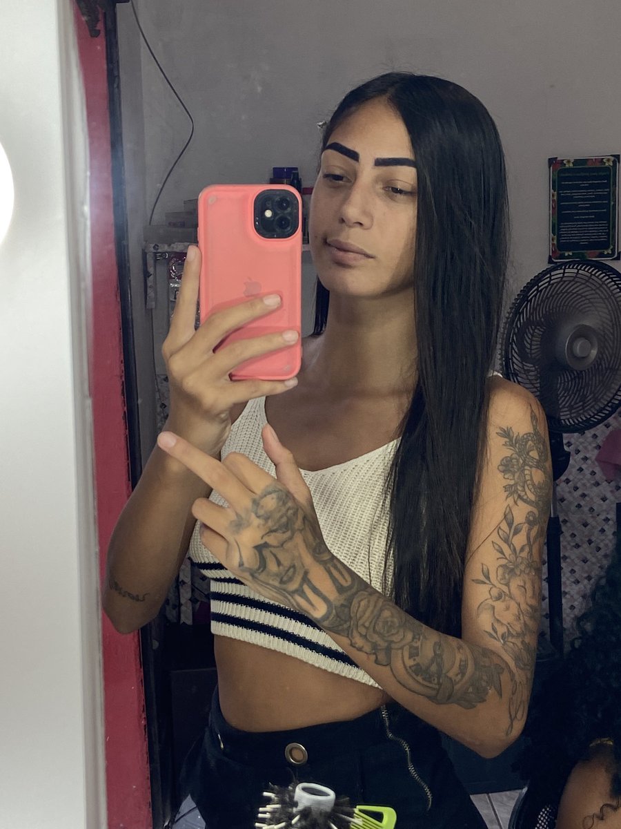 Marmita de vagabundo falando mau de um pai de família um grande policial que deu sua vida pra protege! População de bem   vamos deixa essa vagabunda marmita de bandido famosa !!