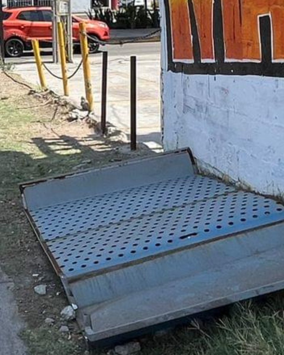 AvseFernando's tweet photo. El segundo piso construido en Carrillo, según @LuisBNava tuvo un costo de MIL MILLONES DE PESOS, ya se le han caído trozos de concreto y ahora se le caen láminas poniendo en peligro a los peatones y automovilistas.
En #Querétaro el PRIAN construyó puras ocurrencias mal hechas. https://t.co/M4G8FRmZgQ