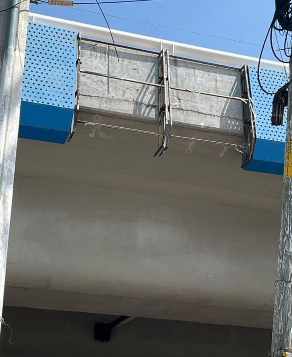 AvseFernando's tweet photo. El segundo piso construido en Carrillo, según @LuisBNava tuvo un costo de MIL MILLONES DE PESOS, ya se le han caído trozos de concreto y ahora se le caen láminas poniendo en peligro a los peatones y automovilistas.
En #Querétaro el PRIAN construyó puras ocurrencias mal hechas. https://t.co/M4G8FRmZgQ