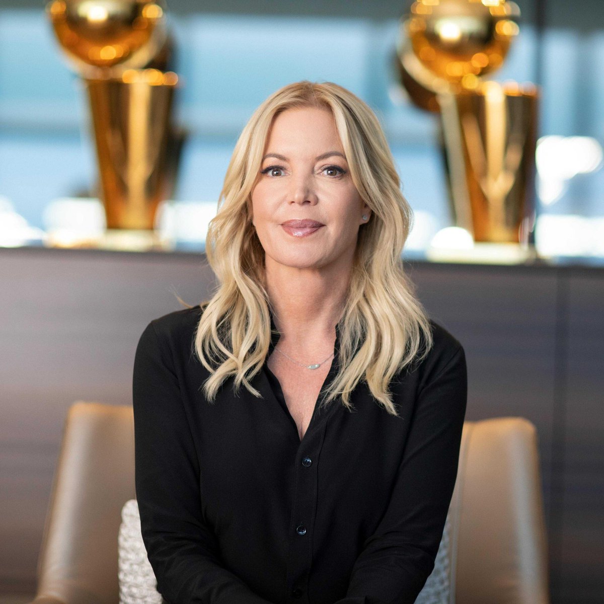 LakeShowYo's tweet photo. should Jeanie Buss sell the Lakers? https://t.co/mEqBwfP113