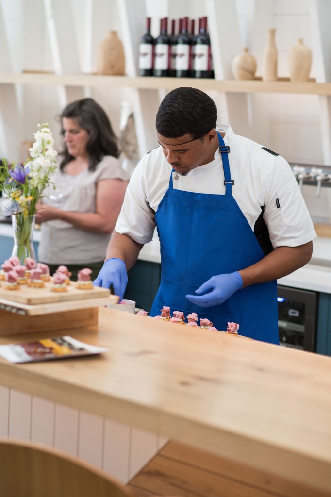 AntwonBrinson's tweet photo. 🍽️ The Pop-Up Skills Compilation Dinner is always one of my favorite parts of our #GOCook classes. 

🙏🏾 Shout out to the beautiful location of @oakencroftfarmwinery for hosting this event!

I can't wait to see what these students do next. Congrats to you all! 👏🏾 https://t.co/lcAxfDpCOf