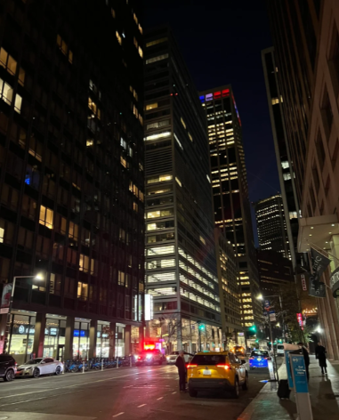 Lee_cusa's tweet image. The city&apos;s architecture takes on a whole new dimension in the darkness 🏛️🌌