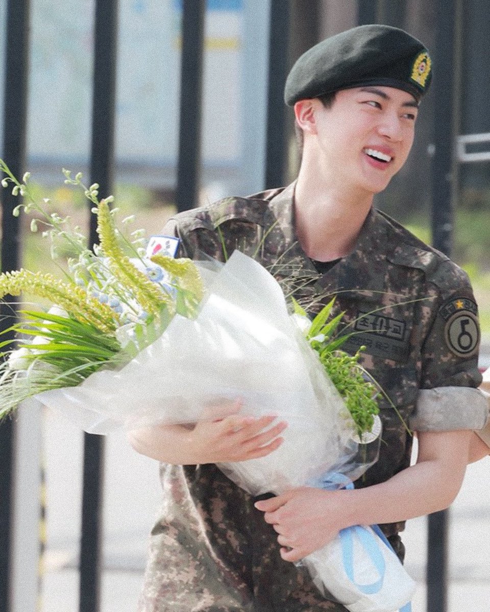 peywithluv's tweet photo. Welcome home our astronaut🥹💜 #welcomehomejin https://t.co/8QiS6kZf1w