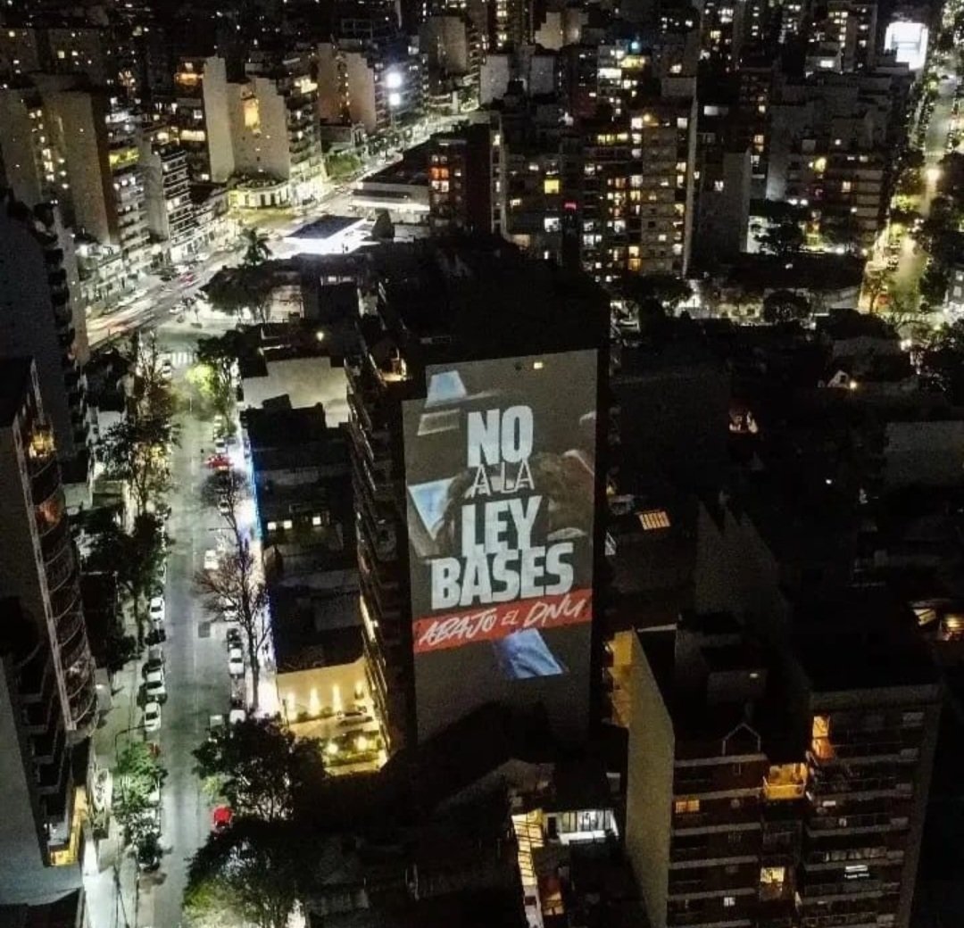 coragamarnik's tweet photo. Ahora las paredes de la Ciudad Autónoma de Buenos Aires dicen...
#proyectorazo https://t.co/TwqROem2no