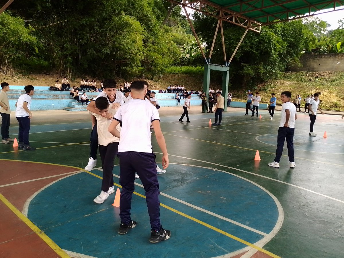 Gran Cierre Clase de Educación Física, participaron más de 50 estudiantes con el apoyo de docentes del área e integrando las áreas como: Castellano, Geografía, Biología, Matemática, Física, Química e Inglés.
#TrujilloVanguardiaEducativa