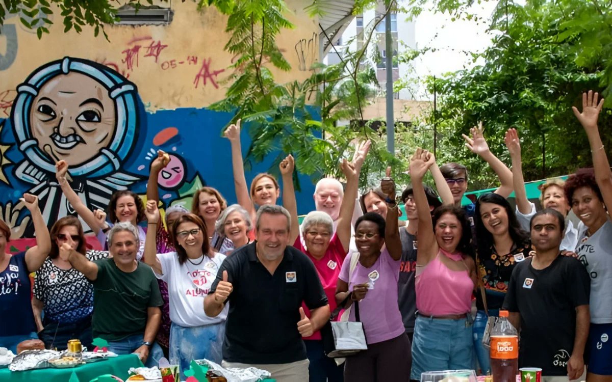 eugardenia's tweet photo. Projeto social oferece aulas de reforço acessíveis em praças públicas do Rio de Janeiro.

Saiba mais: https://t.co/jUFuuAhdFs https://t.co/smdadSjstg