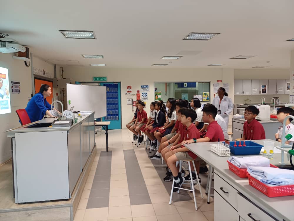 HISScienceNow's tweet image. Young Scientists in the making, welcome to Secondary!👩‍🔬👨‍🔬#HIS_Learning @HELPISKL @PremzCuriositi1