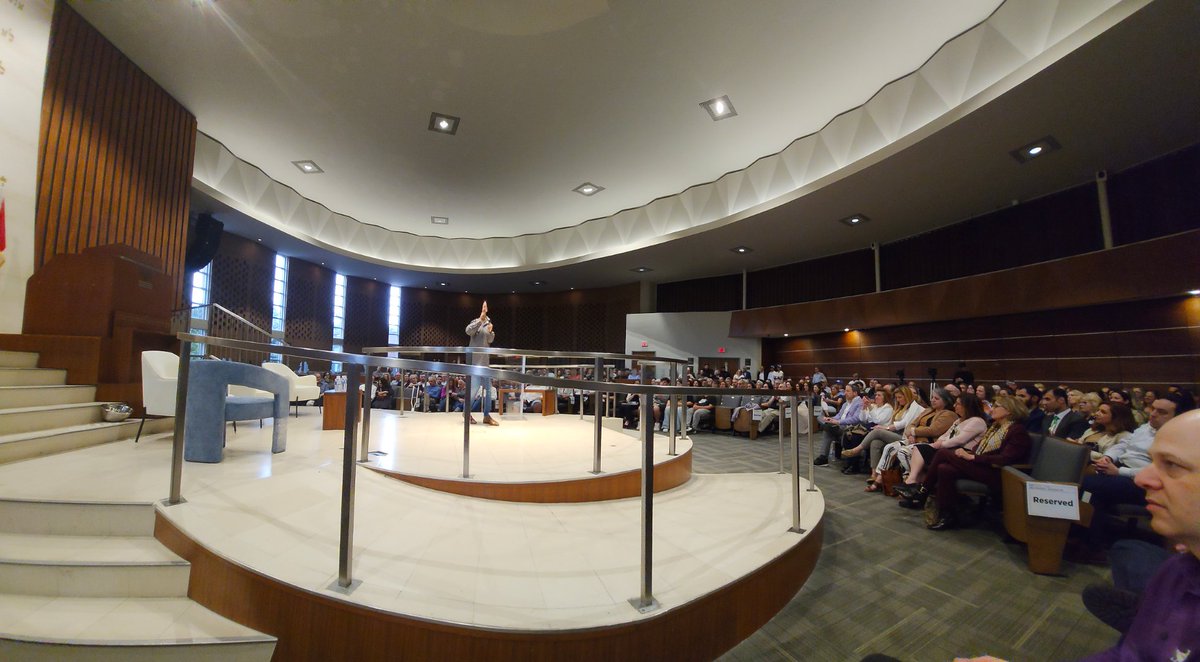 🧵 
1. Bilingual Thread 双语推系列。 
欢迎海外中文媒体 podcast 来采访我关于以色列战争这个议题. 因为至今, 我都没有看过海外中文媒体做过有深度的， thoughtful 的巴以冲突的报道 很可惜。 当然我们不指望中国大陆媒体了， 他们只是一边倒的跟哈马斯站在一起。  

Last month,  I had the honor