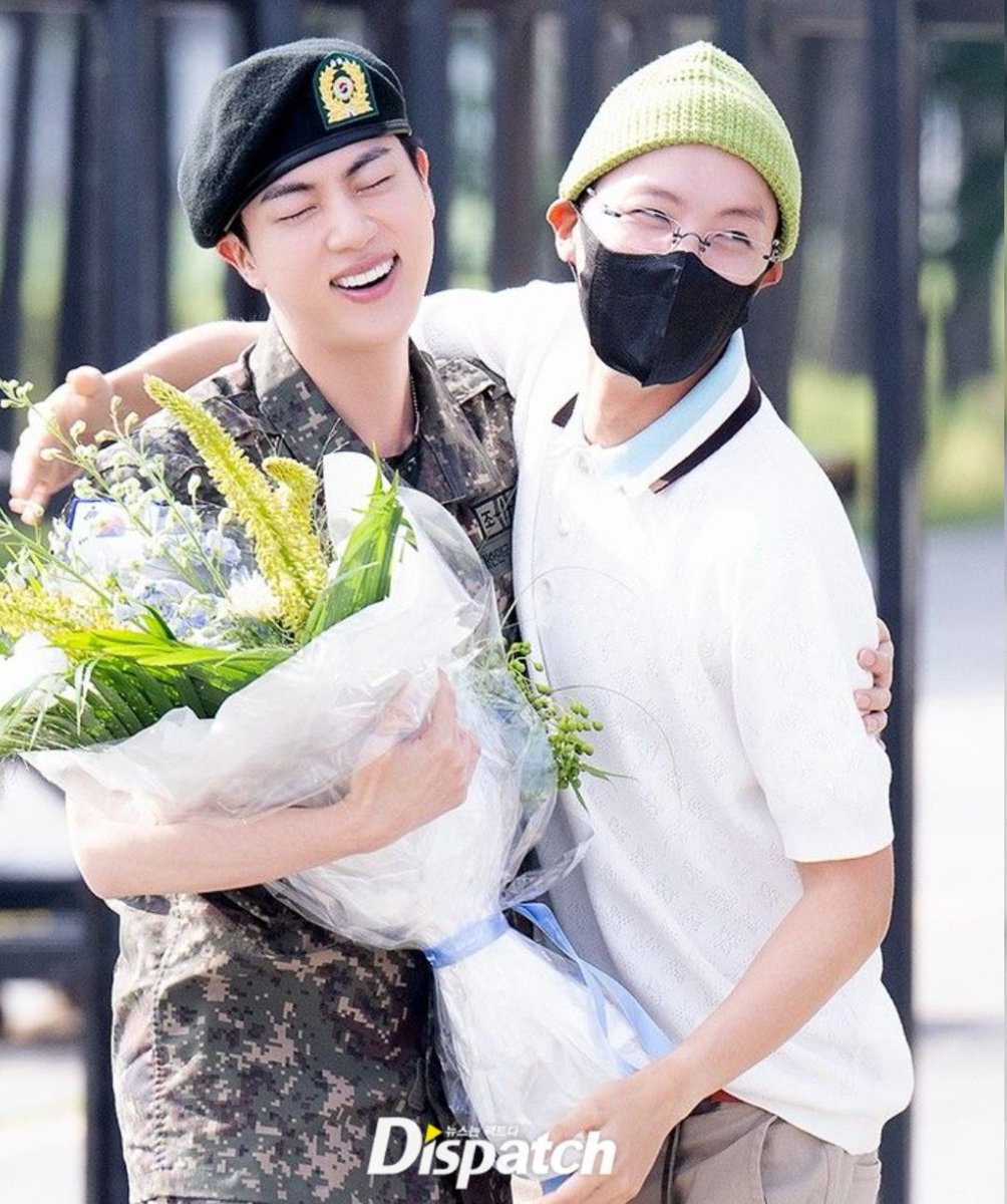 JiniChannel's tweet photo. 🥳¡Finalmente #Jin de #BTS finalizó su servicio militar!💜 #Jungkook, #Jimin, #V, #Jhope y #RM estuvieron presentes en su salida😱 y adivinen... #RM tocó el saxofón 🎷 ¡Es la 1° salida de uno de los miembros! Como pasó el tiempo..¿Cómo lo viven #Army?💜 https://t.co/iS5qvGPxW4