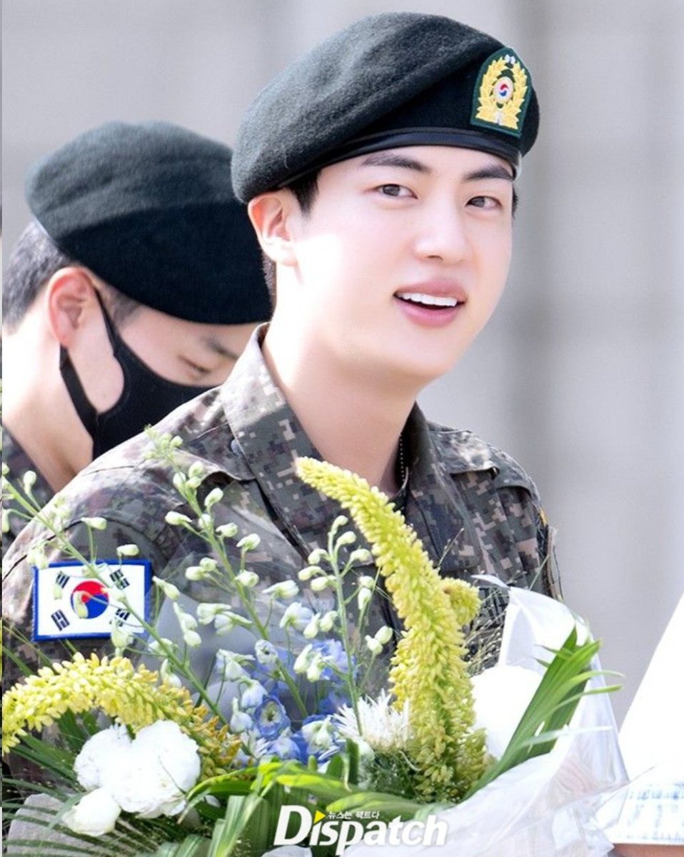 JiniChannel's tweet photo. 🥳¡Finalmente #Jin de #BTS finalizó su servicio militar!💜 #Jungkook, #Jimin, #V, #Jhope y #RM estuvieron presentes en su salida😱 y adivinen... #RM tocó el saxofón 🎷 ¡Es la 1° salida de uno de los miembros! Como pasó el tiempo..¿Cómo lo viven #Army?💜 https://t.co/iS5qvGPxW4