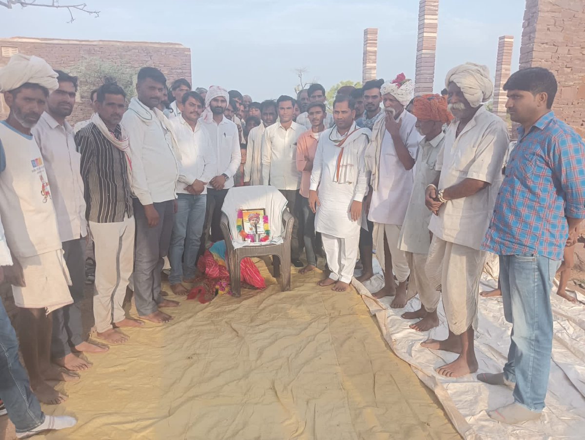 #सपोटरा : जोगपुरा (बंगलाकी) में आस पास के विभिन्न गांवों (भोजपुरा, हटीयाकी, बंगालाकी, मरमदा, नैनियाकी, रशीलपुर) के पंच पटेलों के बीच स्व श्री राजेश पायलट जी की पुण्यतिथि पर अयोजित श्रद्धांजलि सभा में उपस्थिति हुआ।
इस दौरान विभिन्न गांवों की समस्याओं (1/2) 
<a href="/SachinPilot/">Sachin Pilot</a>