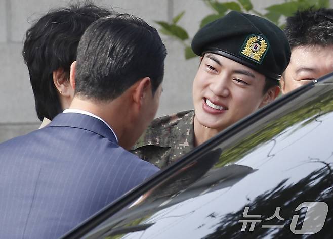 mhereonlyforbts's tweet photo. LOOK SEOKJIN PRECIOUS SMILE AT BTS HEAD OF SECURITY BODYGUARD OMG😭🥺 https://t.co/IvstMF7nd2