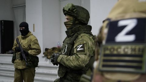 EuromaidanPress's tweet photo. #Russia seeks to change the ethnic makeup of occupied #Ukraine by deporting #Ukrainians and importing its own citizens
#StandWithUkraine #passportization #stopRussia #RussiaWarCrimes
READ HERE https://t.co/DrwHLvsnC9 https://t.co/gp6UTV7U8O