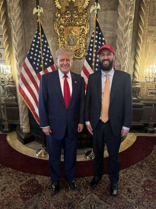 MarioNawfal's tweet photo. 🚨🇺🇸 TRUMP BACKS BITCOIN MINING, MEETS WITH INDUSTRY LEADERS

Trump met with the CEO of Bitcoin Magazine and top U.S. Bitcoin miners, pledging to support Bitcoin mining both in Washington, D.C., and globally.

Key attendees included representatives from CleanSpark, Riot Platforms, and Marathon Digital.

Recently, Trump accepted Bitcoin donations and expressed support for crypto holders' rights, gaining significant backing from the crypto community.

Source: Nasdaq, @DavidFBailey