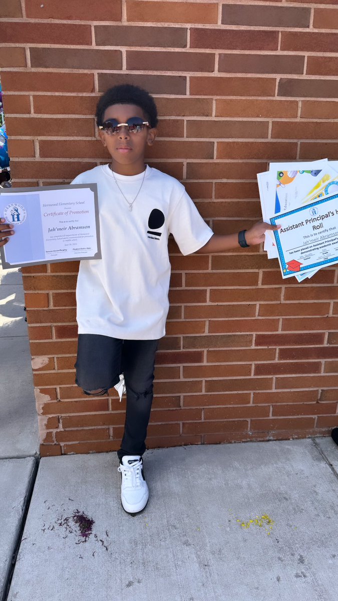 selfmadee_keem's tweet photo. 🎓CONGRATS SON🎓Chapter 5 Complete Now On To Middle School📶LETS GOOOOO‼️ #BIGJAH #PradaYou
P.S: Yes He Bought His Girlfriend Flowers For Their Graduation🥹😂🖤 https://t.co/MxJBcsmBkt