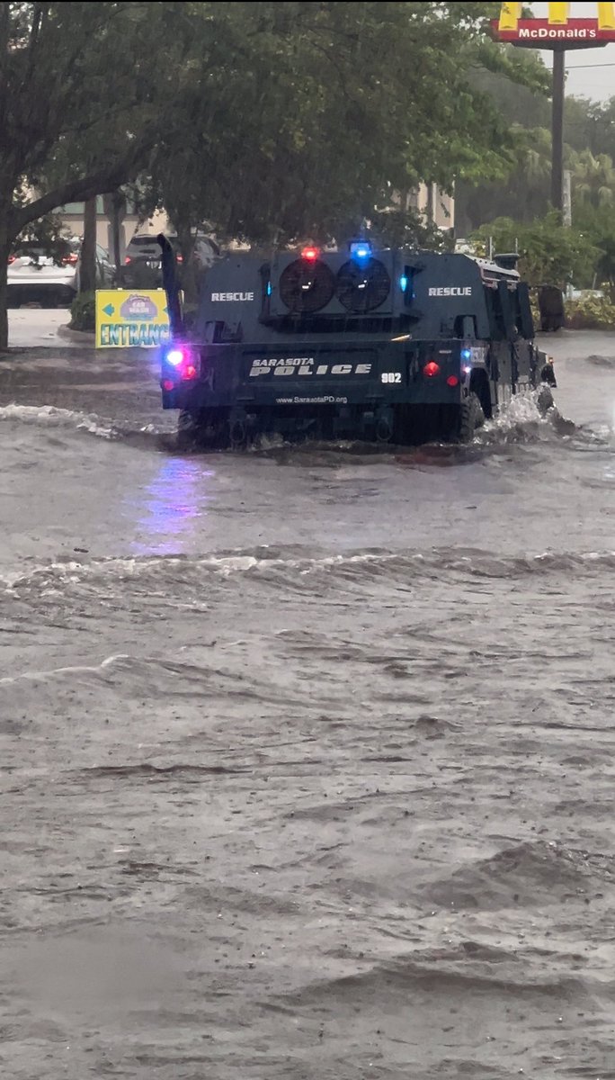 MahechaHHI's tweet photo. Great job @SarasotaPD  today with helping all those stuck on 41! @mysuncoast https://t.co/h5YeaF2qc3