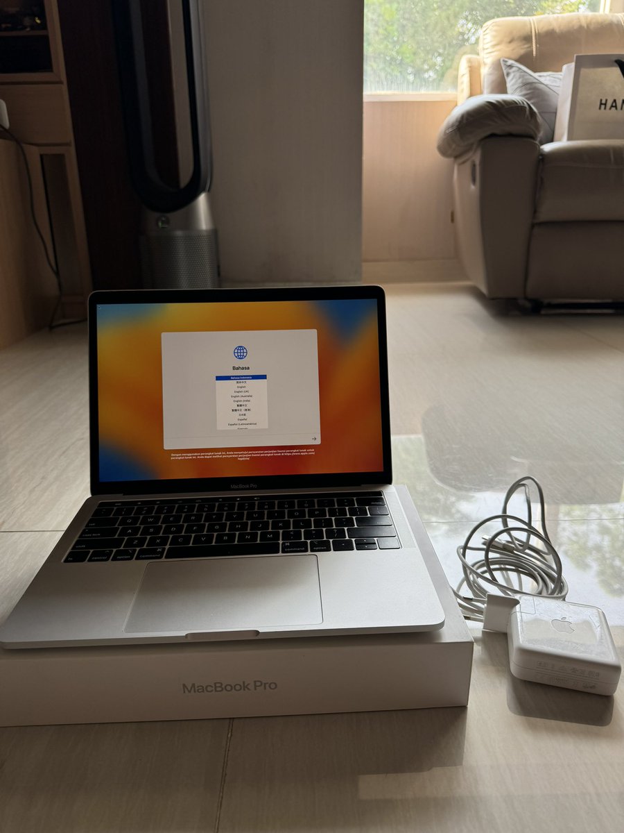 scentwhore's tweet image. WANT TO SELL 
Macbook Pro 2019 Touchbar 256GB 

Dijamin harga murah 🤑 Kondisi : Mint (ada beberapa baret ) , Pemakaian Pribadi, Kondisi hardware dan software masih bagus banget . 

Kelengkapan : Unit , Box, Kabel Cas 
#wts #jualmacbook #jualmac #wtb #laptopsecond