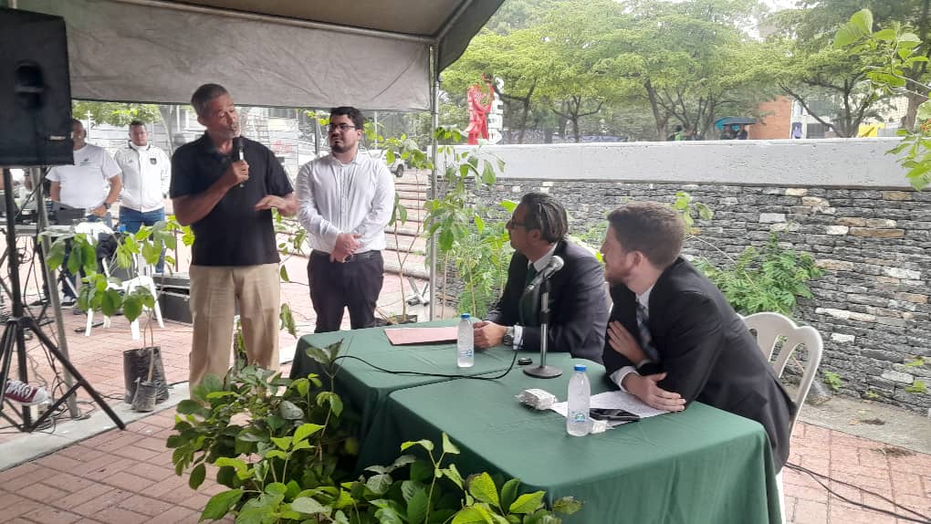 PlantadosCCS's tweet photo. Tal como expresamos al abrirse el 🎙️ para preguntas en esta rueda de prensa:
1) Celebramos que se planten más árboles en la ciudad,  más aún en Las Mercedes.
2) Abrir nuevos alcorques es un gesto (de gran valor simbólico) que no hemos visto en otras alcaldías.

📷 @VSustentable https://t.co/UwYS6elPRO
