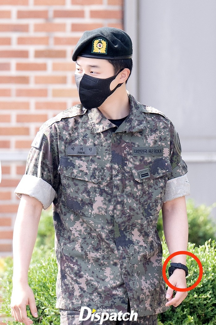 gcftkoo_'s tweet photo. 💜: kok  jam tangannya kebalik??

"Jika dial arloji berada di sisi atas, lokasi atau posisi mereka saat ini bisa diketahui orang lain. tentara sering memakai arloji dengan dial menghadap sisi dalam pergelangan tangan agar posisi mereka tdk dpt diketahui musuh." https://t.co/IxxcCYgNAm