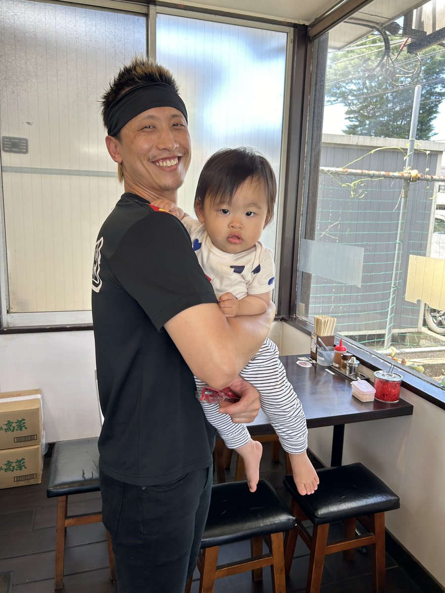 satoru1405's tweet photo. 兄妹で大将に抱っこしてもらって
#博多ラーメンひまわり https://t.co/mVdWOCyoGa