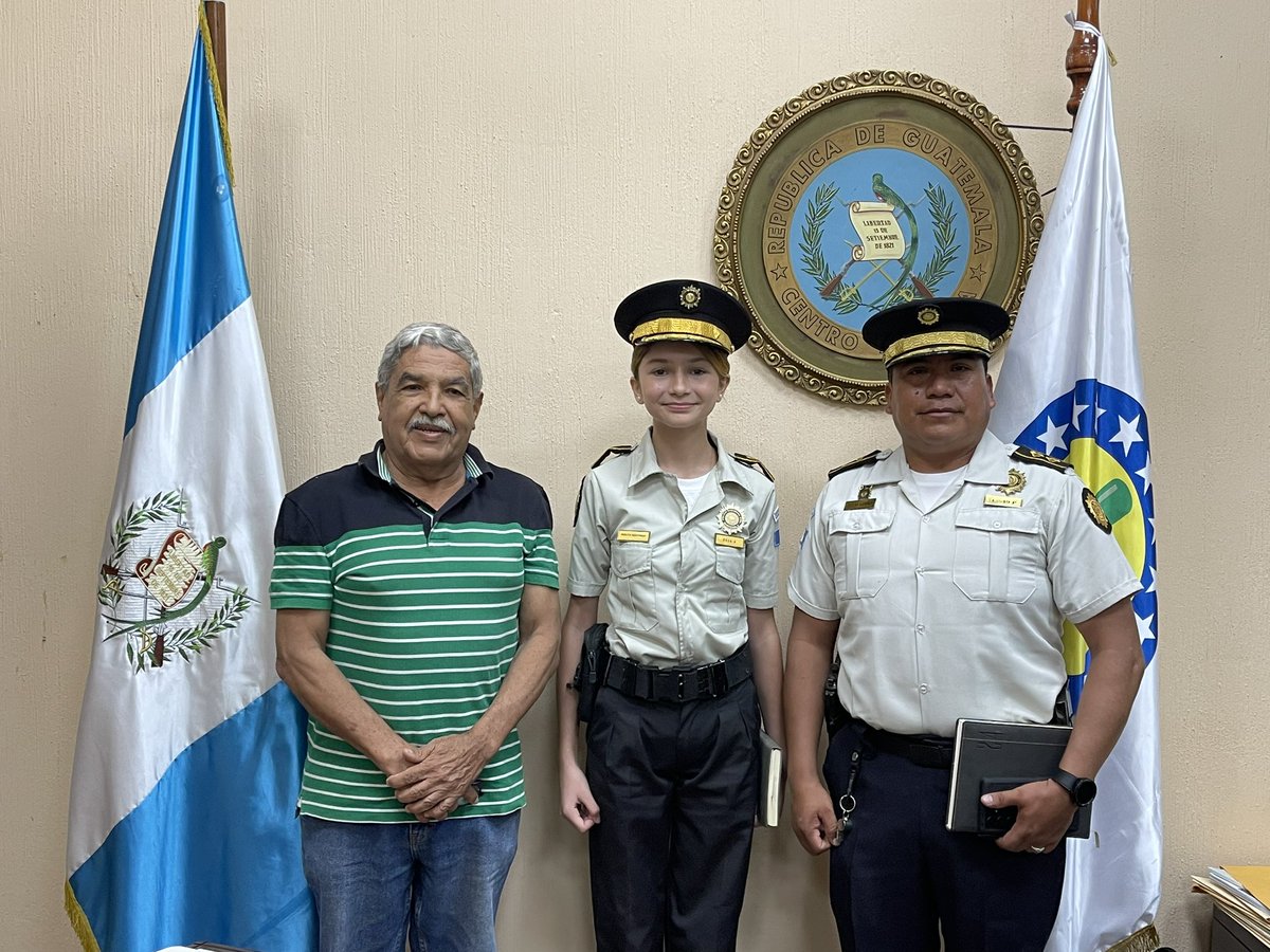 zacapagober's tweet photo. Perlita Nicold Mayorga Suchité, Niña Comisario 2024 de Zacapa, visitó el Edificio Centro de Gobierno con el Jefe de Comisaría 24 para sostener una reunión con el Gobernador Departamental, Arturo Echeverría, quien le informó sobre el trabajo que se realiza en el departamento https://t.co/Fr6RBxA2TM