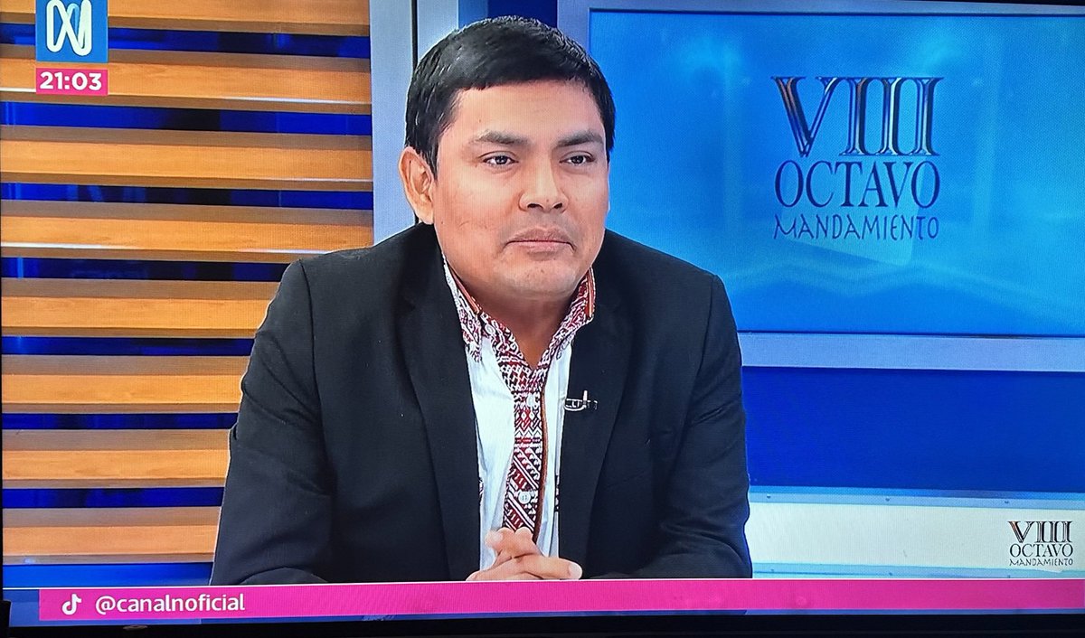 Tú no eres izquierda popular, apenas una ficha, en el tablero, con su rey en jaque. No insulte a la población sufrida, te encontraste la curul, no diga que el pueblo es de tu equipo; a los tuyos los botan de los mercados, y es el pueblo que te lanza un puntapié hacia el vacío.