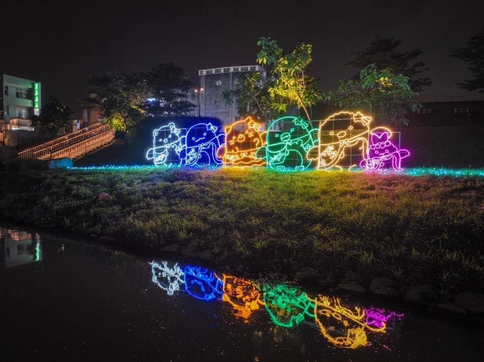 TaiwanHoy's tweet photo. 🐧El poblado de #Lukang, en el centro de #Taiwán, celebra el Festival de los Botes Dragón con el Festival de Arte de Luces y Sombras en un Pueblo Pequeño 2024 integrando los adorables personajes de Sanrio con obras de instalación lumínica.🐻‍❄️
📸Gobierno del Distrito de Changhua https://t.co/1aFosbLqwJ