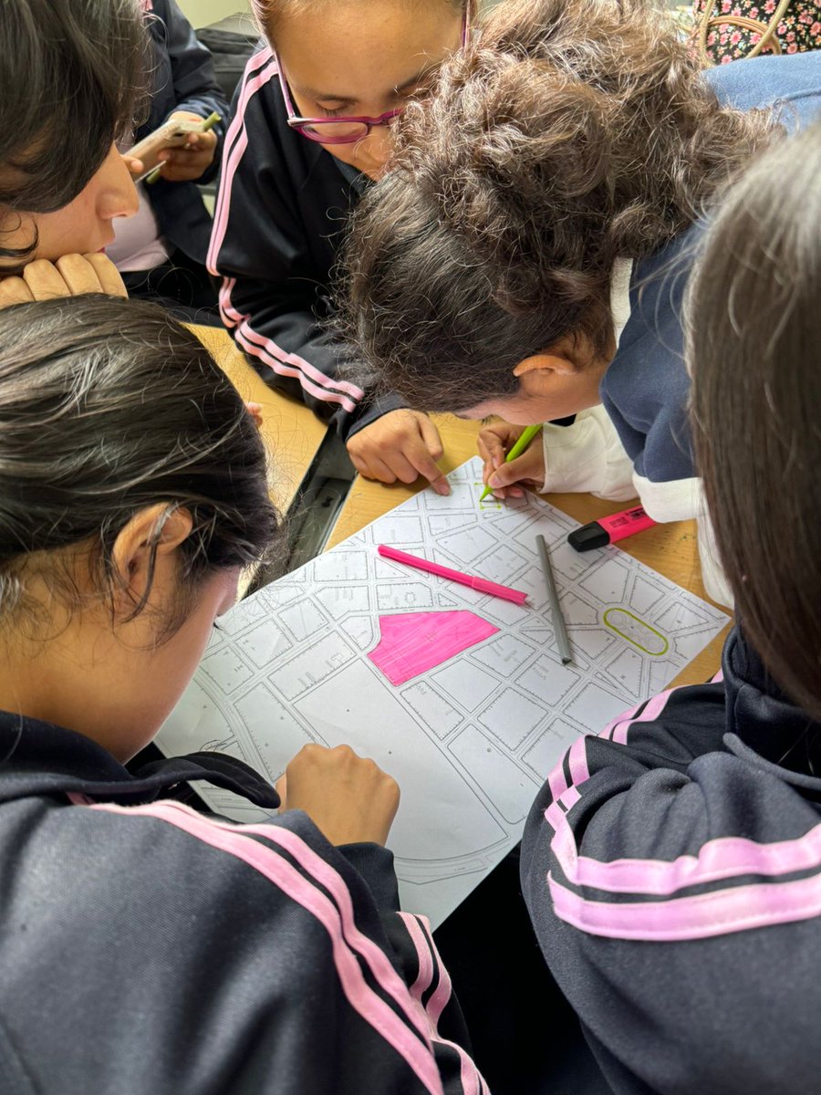 onsvPE's tweet photo. 🚸 En el marco del Programa Entornos Escolares Seguros, que impulsa la Dirección de Seguridad Vial del @MTC_GobPeru, @el_BID realizó un taller participativo en la I. E. Teresa González de Fanning. #SegurosAlCole (1/2) https://t.co/jISxQJmfVY