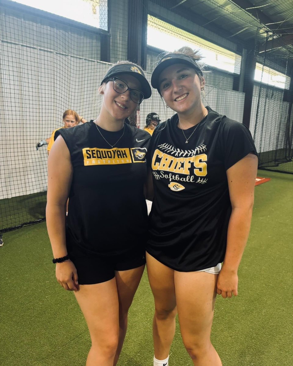 HaileyHarbin8's tweet photo. Had so much fun at the sequoyah softball camp and teaching the younger girls 💕 https://t.co/YUqpbxRMOE