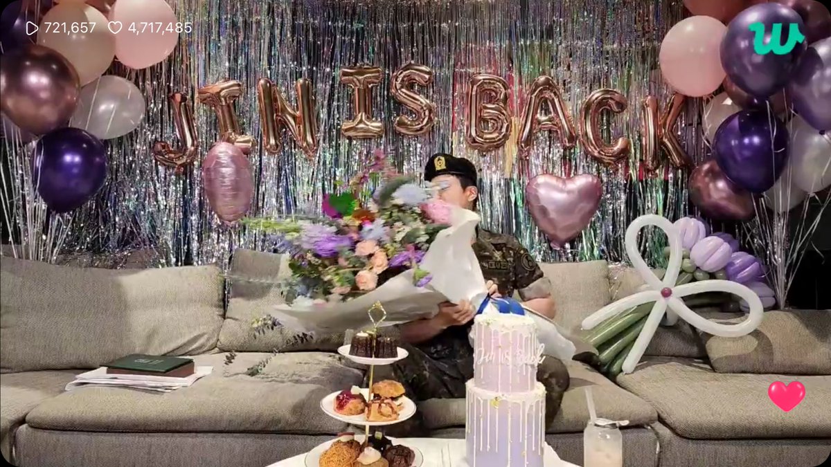 780613's tweet photo. the way he tossed the comically large bouquet off screenfnfnnc https://t.co/IomO2WTH9X