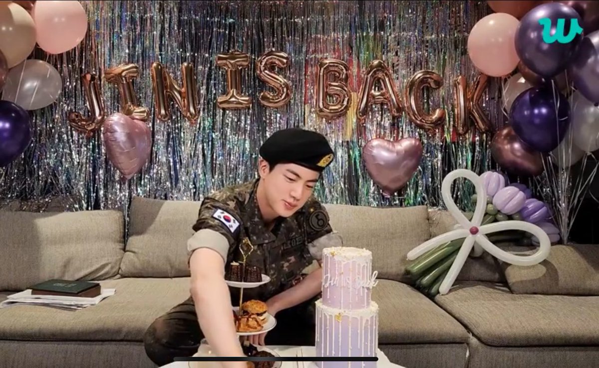jmygmochis's tweet photo. TRADUCCIÓN COMPLETA DEL LIVE DE JIN EN WEVERSE. 🌟

🐹: ¡Oh, ya está, ya está! https://t.co/VC2PUPMICF