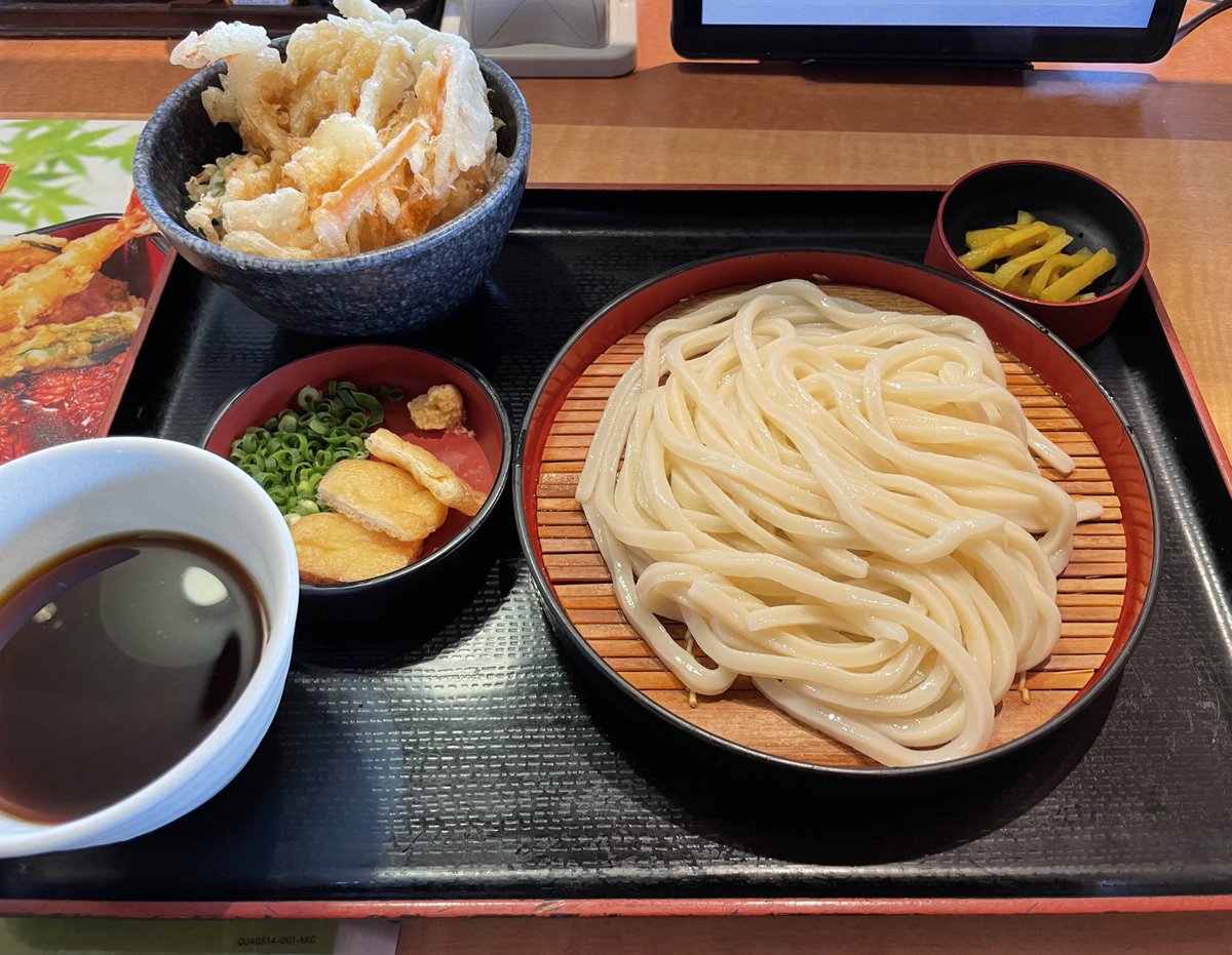 chan_r32's tweet photo. 娘を初めて保育園に預けて、免許更新やら諸々
5年ぶりの更新なので写真にしっかり老いが見られてショックです😇
ずっとフルワンオペ育児なので、久々に1人でふらっとご飯食べに来れて幸せ〜保育園様様🥹 https://t.co/WdTzgY3gw7