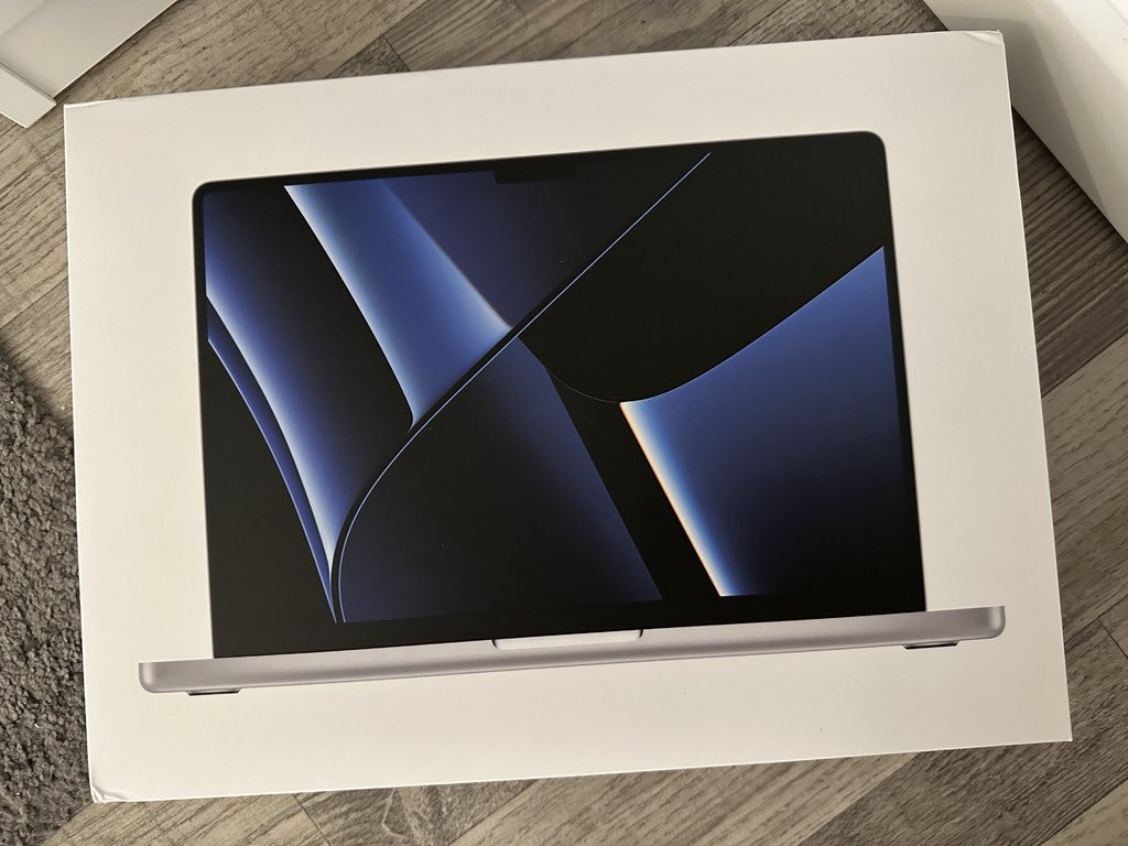 emmaacp's tweet image. My new baby is finally here, wubba daba lolop 🙏

#MacbookPro16