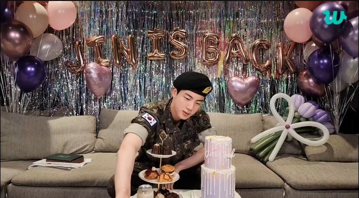 sugadboy's tweet photo. #JIN "Hola a todos, soy Jin de BTS y ha pasado un año y medio. Ha pasado tanto tiempo desde que estuve frente a una cámara y no estoy muy seguro de qué decir, pero haré lo mejor que pueda. Ah, ¿por qué la pantalla está en negro? En mis tiempos funcionaba tan bien." https://t.co/QkOQ3PIqFl