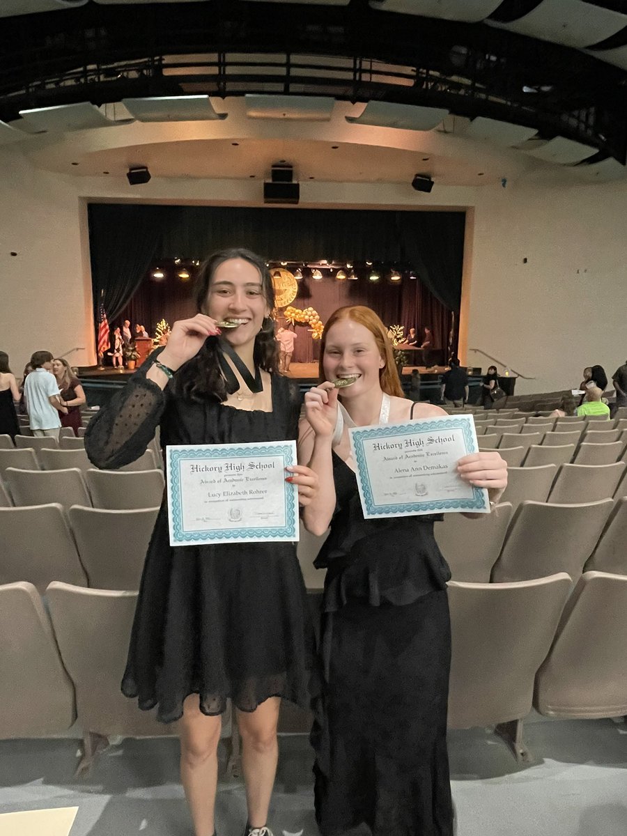 AlenaDemakas's tweet photo. I am excited to say that I was given an Academic Excellence award for my 4.0 and above GPA and I was also recognized as the next Hall of Fame student in the 2024 HHS Health and Physical Education department! @KingU_Softball @kyleighmpayne #rollnados https://t.co/63MuZXPQTd