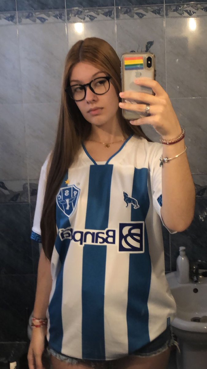 minha namorada personalizou uma camisa do meu time fav com meu nome e nosso número, estoy boiolando