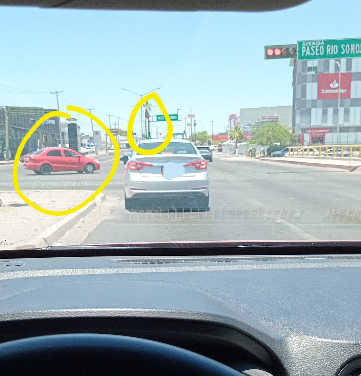 Alejandrohmx's tweet photo. El semaforo de la Reforma y Paseo R. Sonora, se pone en verde tanto para los que van de sur a poniente (vuelta a izq.) Como para los que van de poniente a oriente. Ayer casi pasa una desgracia en ese cruce. @Policia_HMO @HermosilloGob https://t.co/l0vKfaZ4I4