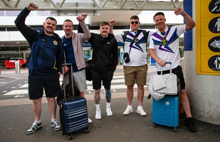 PLZSoccer's tweet photo. Scotland at the EUROS   🏴󠁧󠁢󠁳󠁣󠁴󠁿

📸 PICTURED: Excited Scotland fans are in high spirits as they set off for Germany ahead of Friday's #euro2024 opener in Munich 

#euro2024 I #Scotland I #GERSCO https://t.co/ZExnHlkFD0