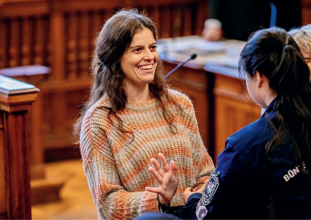 max1ci6's tweet photo. VOTO LIBERA TUTTI

Più uno ci riflette, meno motivi trova per biasimare Ilaria Salis. 

Al contrario, anche se amaramente, tocca farle i complimenti.

Ha 29 denunce, 4 condanne, 90.000 Euro di arretrati per case popolari occupate abusivamente e conti non saldati. (1/12) https://t.co/HgkJs0raAB