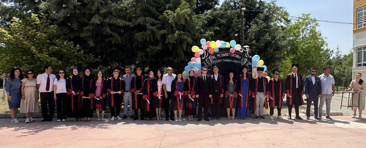 BozkurtMEM20's tweet photo. İlçemiz Bozkurt Anadolu Lisesi 2023-2024 öğretim yılı 12. sınıf öğrencilerinin mezuniyet heyecanlarına ortak olduk. Öğrencilerimize tüm yaşamları boyunca başarı ve mutluluk dolu bir gelecek diliyoruz.
@denizlimem @emre_caliskan @ztk20 https://t.co/itkcdrUYcR