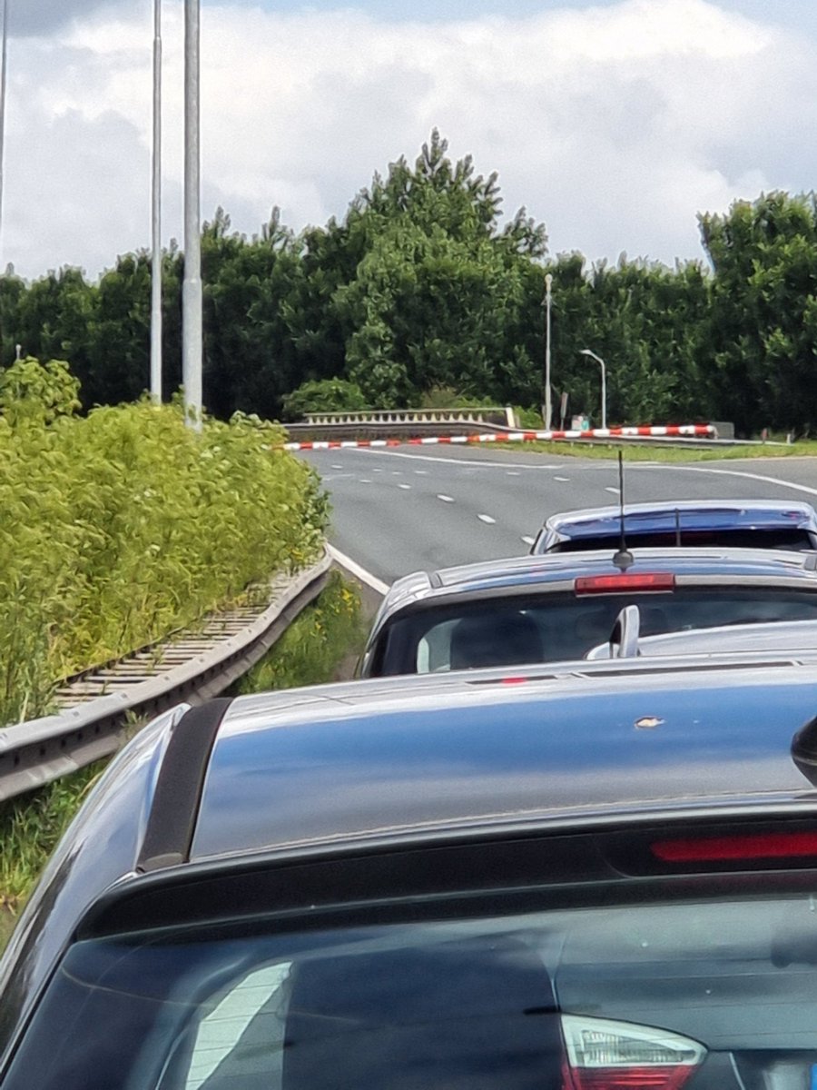 DJMingoo's tweet photo. @ANWBverkeer Wat is er aan de hand in de Noordtunnel op de A15??? https://t.co/Sk6O8cfVsB