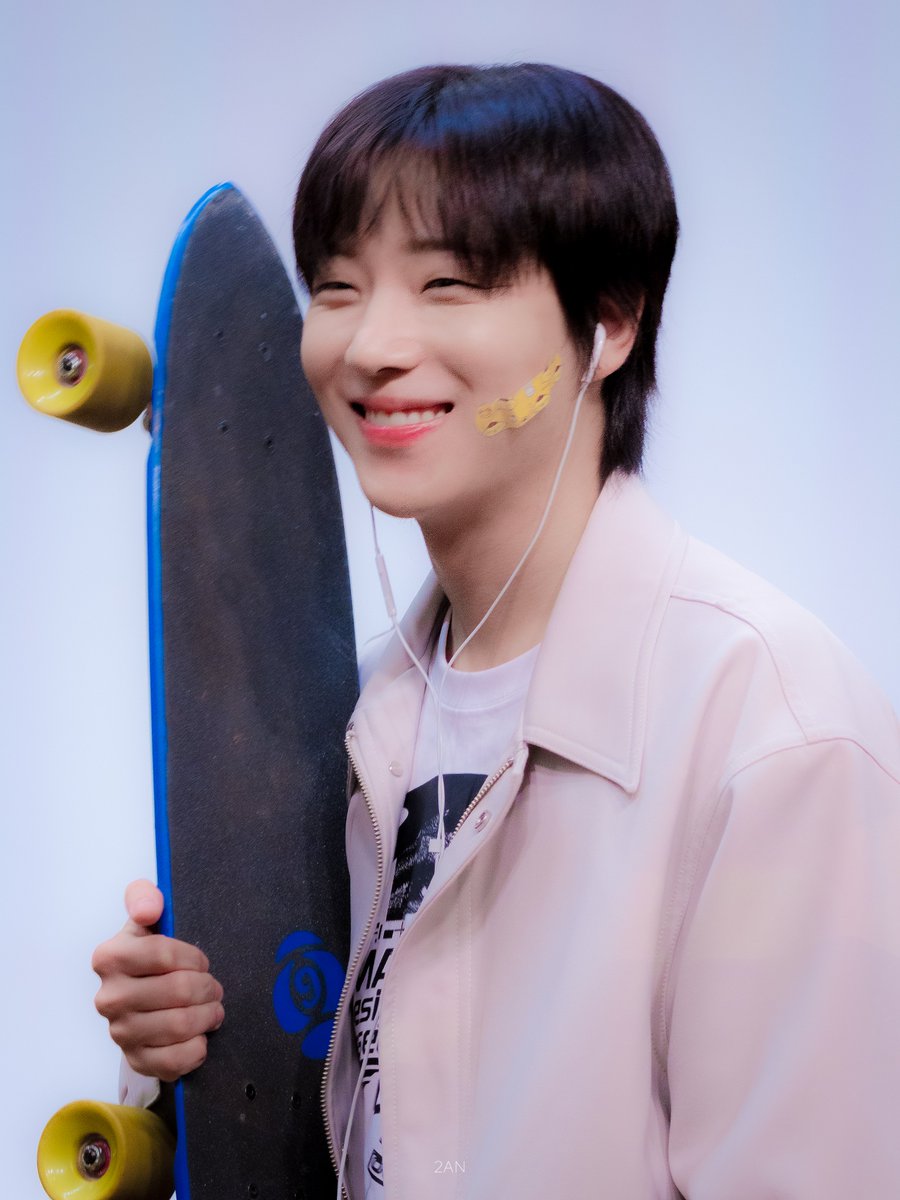 2ensAtioN's tweet photo. 어떤 동구라미 남자
웃을때
볼살까지 동구랗게 뭉쳐지는거 진짜 기여븜 https://t.co/TniuvAWBEu