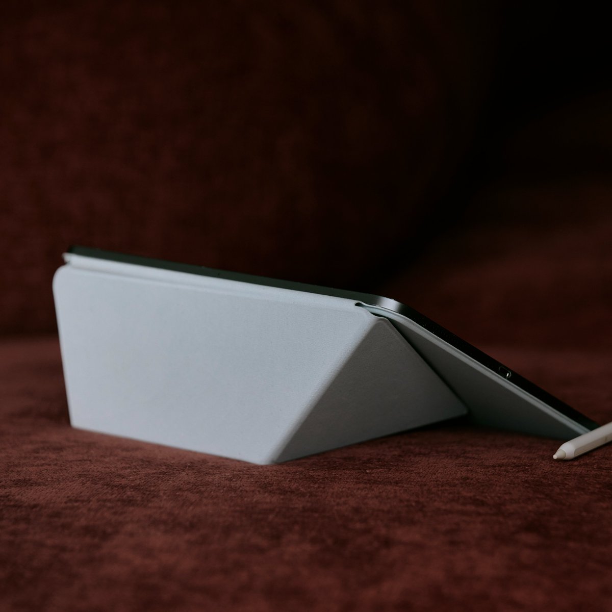 PitakaGallery's tweet photo. No extra fiddling is required. The Clever origami design unfolds for perfect viewing angles for your lazy day.
.
#iPadPro2024 #foliocase #AppleiPadPRO #techwear #magezfolio #everydaycarry #pitakacase #ipadair2024 #ipadproM4 #pitaka #PITAKA https://t.co/MWpaVLl7XL