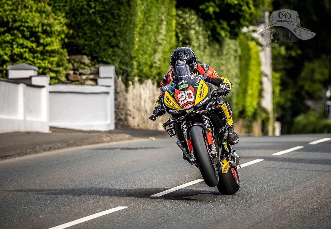 #wheeliewednesday <a href="/ttracesofficial/">Isle of Man TT Races</a>

Race reports will be up over the next week 🏁

📸Martyns Fotos

#mikebrowneracing #mikebrowne #iomtt #TT2024 #iomtt2024 #Aprilia