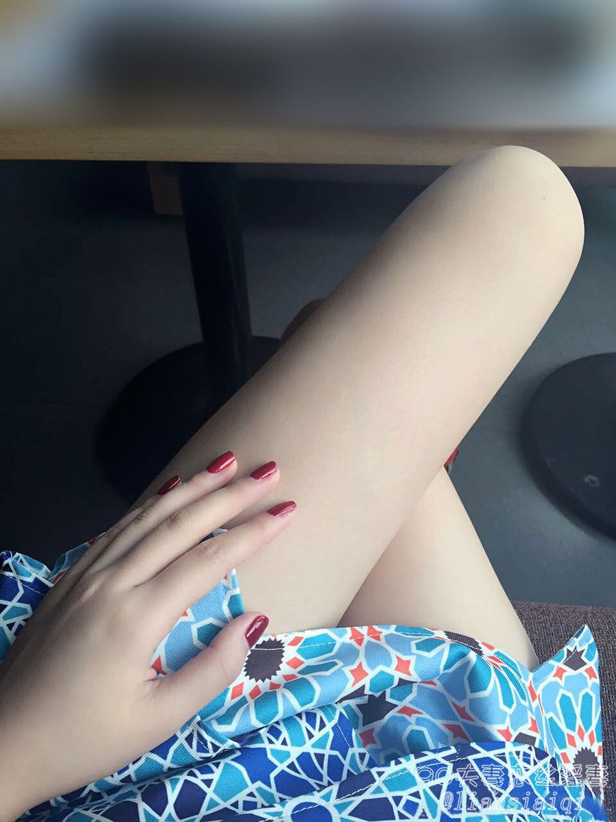 每次看到老婆穿着浅口鞋里隔着肉丝若隐若现的趾缝，都会忍不住凑上去舔弄 https://t.co/Y7j2U1ZZ3H