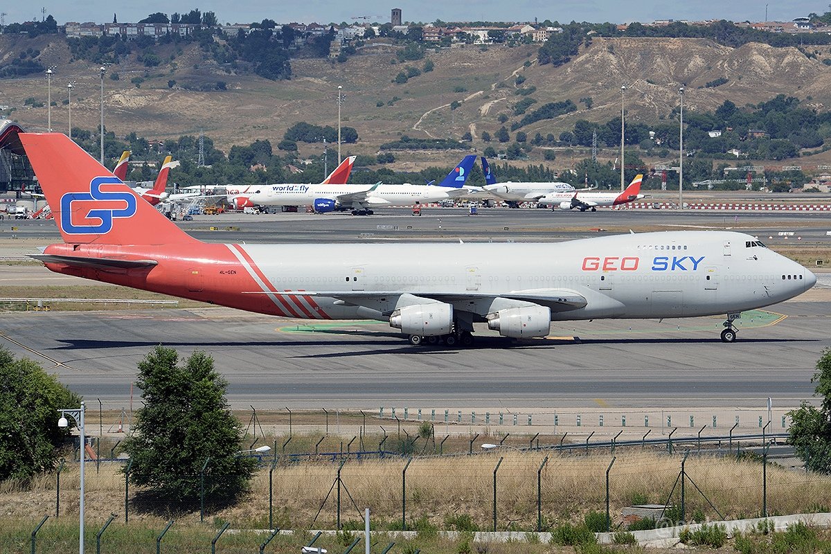 pedrospotter's tweet photo. #BuenosDias  con más de 37 años volando #LaReinadelosCielos por #Barajas 
✈️
#Boeing #B747 versión 200
(4L-GEN) #GeoSky  
✈️
#TheQueenoftheskies
#aviation #spotter #AvGeek #aviationphotography #aviationdaily #aviation4u
@airgeosky #spotter #spotting #freigther #carguero #planes https://t.co/FWIHG6zMaM