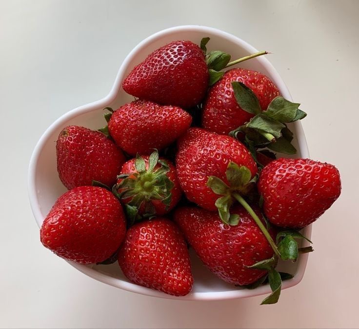 sweetj4m's tweet photo. rt si te gustan las fresas o si estás cansadx de ser gordx y putamente asquerosx https://t.co/elgIJ8sf4k