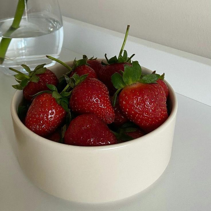 sweetj4m's tweet photo. rt si te gustan las fresas o si estás cansadx de ser gordx y putamente asquerosx https://t.co/elgIJ8sf4k