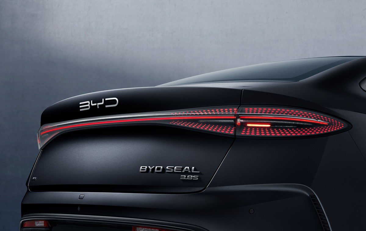 bydauto_mito's tweet photo. 2024.6.25 BYD SEAL 日本解禁。
━━━━━━━━━━━━━━

一充電走行距離(WLTCモード)
RWD 640km / AWD 575km
ロングランにも対応可のプレミアムEV。

最新情報はショールームへ🏃‍♂️‍➡️

#BYDSEAL #BYD #BYDAUTO水戸 https://t.co/oRvpr4X90c