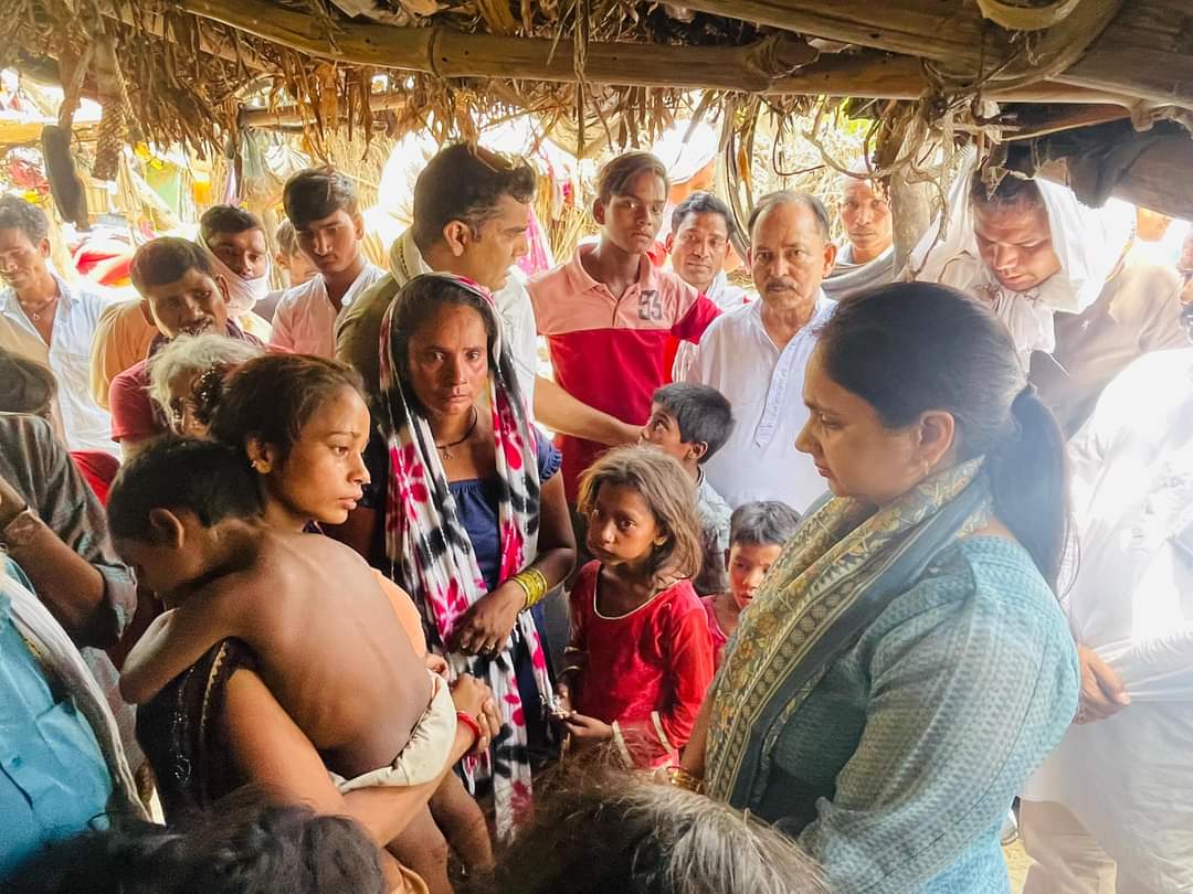 AshishSingh_BJP's tweet photo. विधानसभा क्षेत्र #बिलग्राम_मल्लावां के #मल्लावां_नगर में ट्रक पलटने से 8 लोगों के आकस्मिक निधन व 1 बच्ची के घायल होने की खबर पर धर्मपत्नी #प्रतिभा_सिंह ने पहुँचकर गमगीन परिजनों से भेंट कर ढाँढस बंधाया व अपनी शोक संवेदना व्यक्त की।।
माननीय मुख्यमंत्री जी को घटना से अवगत करा दिया गया है , माननीय मुख्यमंत्री जी ने घटना को संज्ञान में लेते हुए हादसे में अपनी जान गंवाने वाले परिजनों की हरसंभव मदद करने के लिए उच्चाधिकारियों को निर्देशित किया है।। 
ईश्वर पुण्य आत्माओं को अपने श्री चरणों में स्थान दें व परिवारीजनों को इस असीम दुःख को सहन करने की शक्ति प्रदान करें।।
ॐ शांति।।